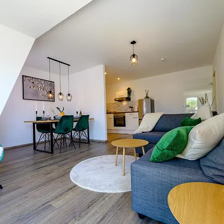 Ava Escapes - Maxi I - Parkplatz - Balkon